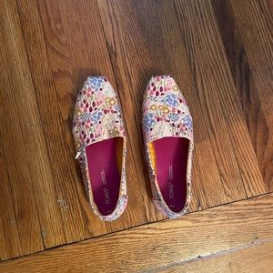 Women’s Tom’s pink new without tags perfect for spring